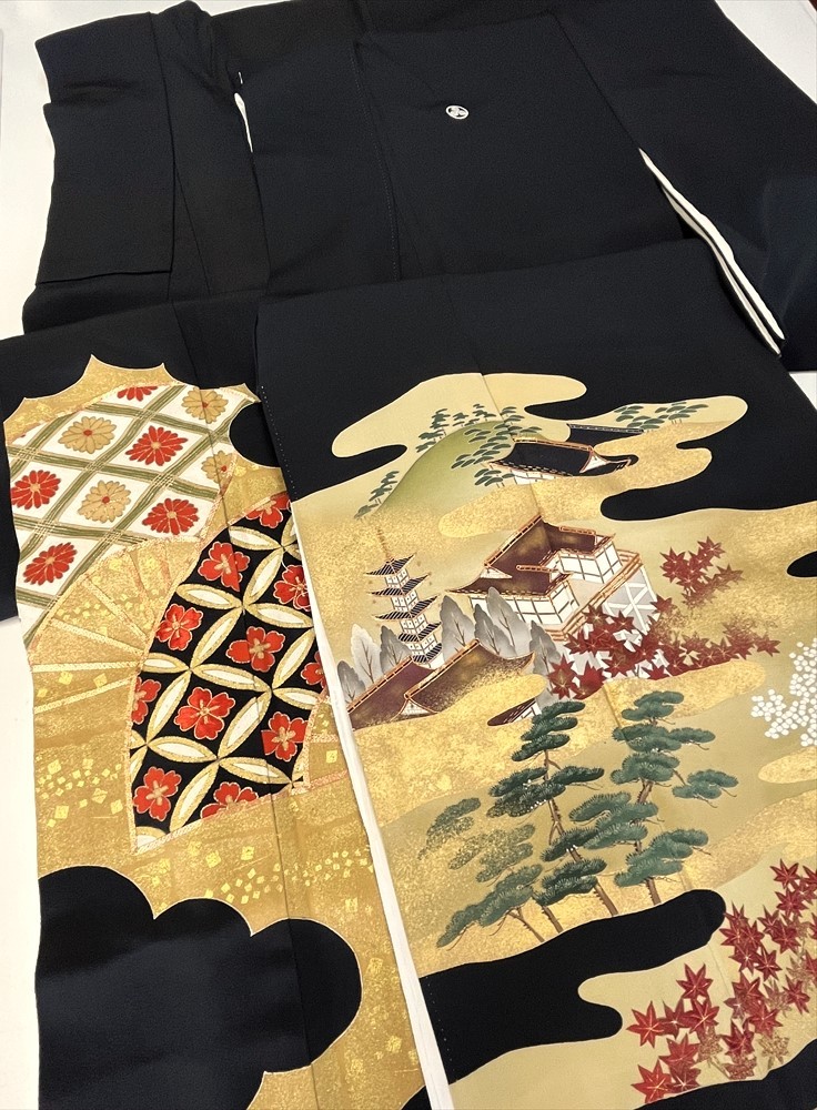 花とら●リサイクル着物　黒留袖　2枚まとめて　伊勢丹扱い　刺繍　正絹比翼付き　着用可能　リメイク　素材　　231004_画像1