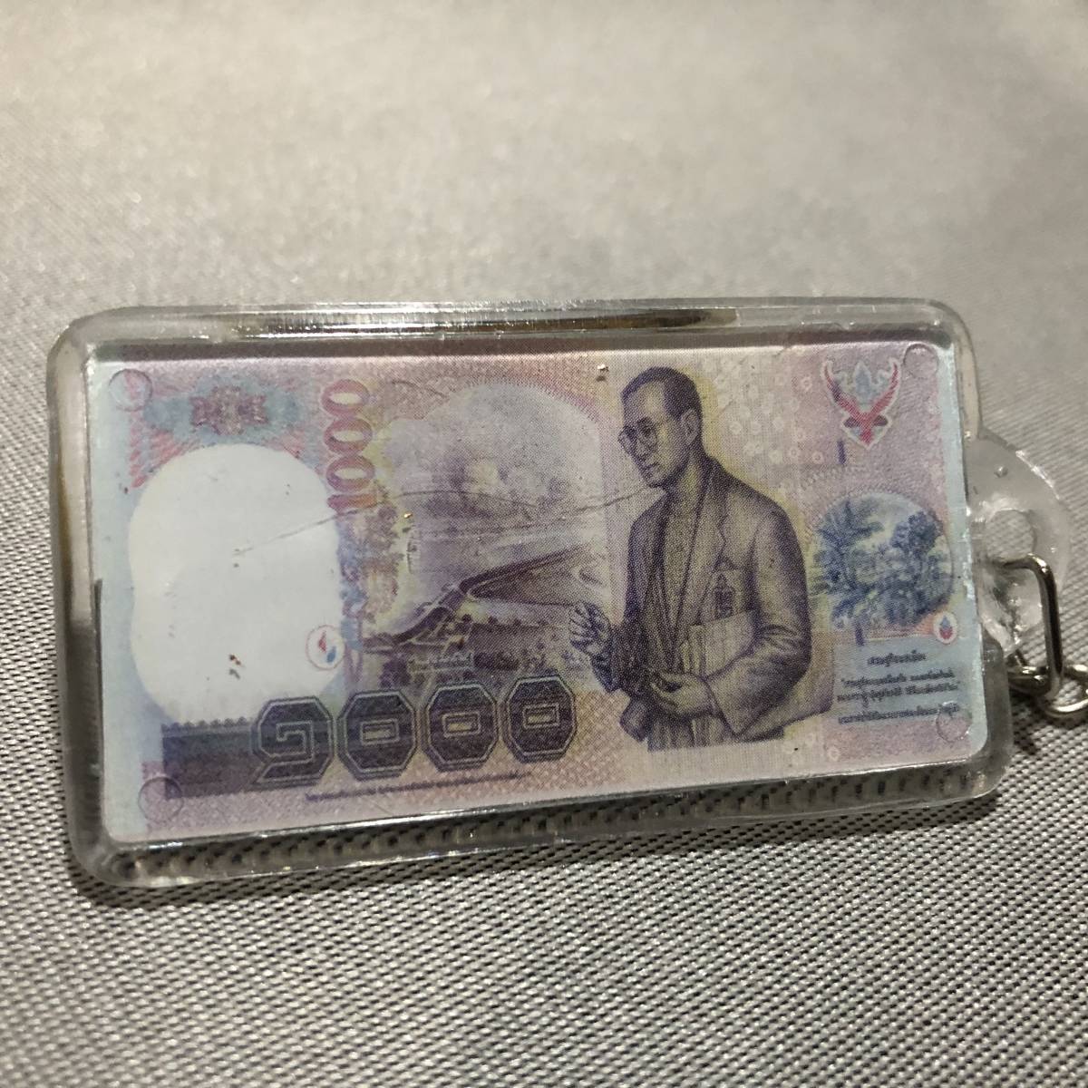 新品・即決・送料無料・タイで購入したラーマ９世1000バーツ札のミニチュアキーホルダー_画像4