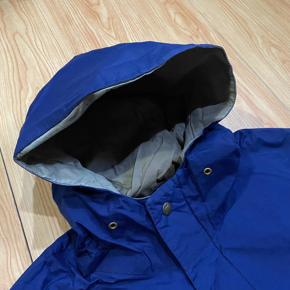 即決・輸入古着・Eddie Bauer・エディーバウアーのGORE-TEX・ゴアテックス使用のマウンテンパーカ・ネイビー・Ｌ・カナダ製_画像4