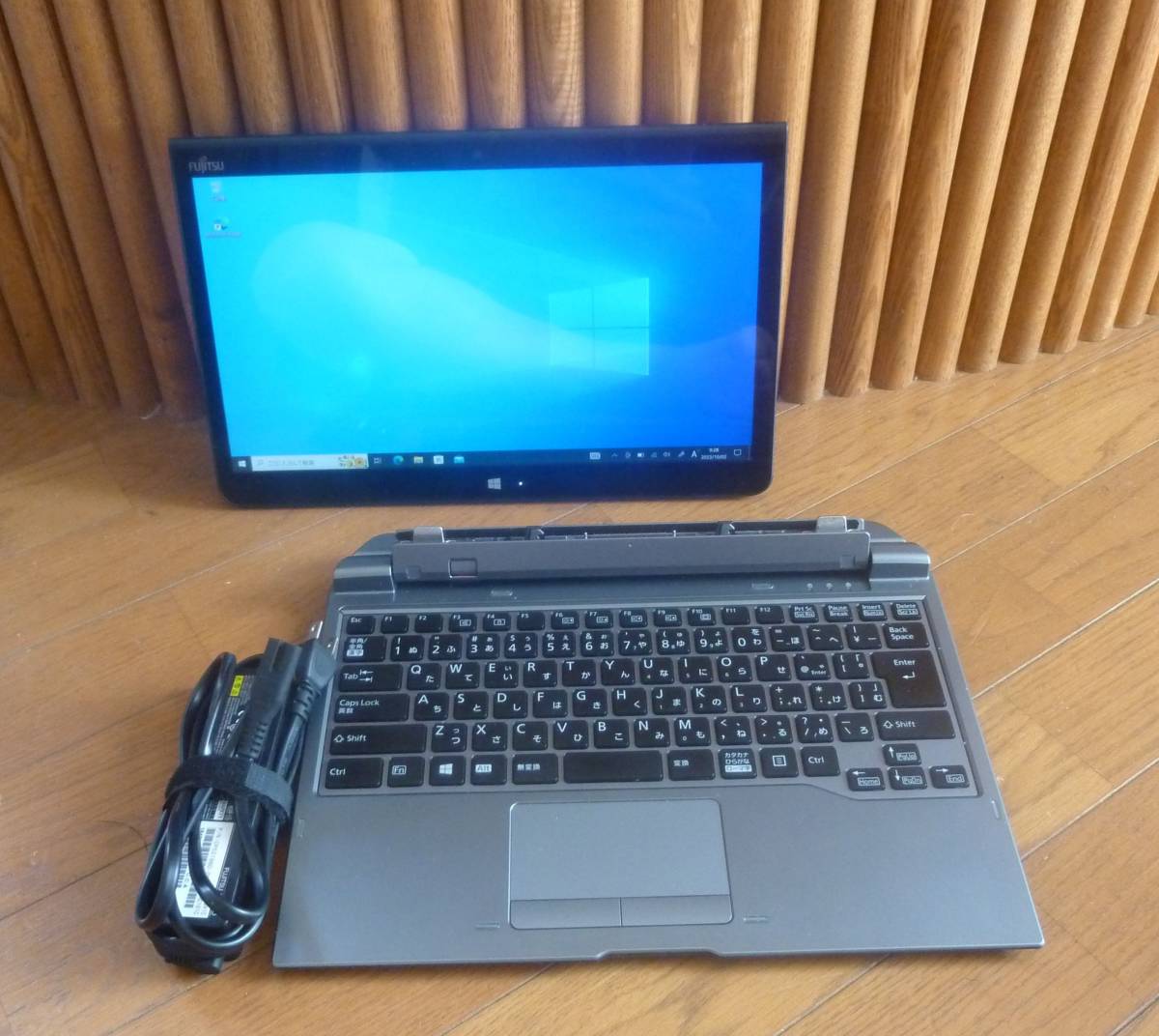 富士通 ARROWS TAB Q775/K Windowsタブレット キーボード付