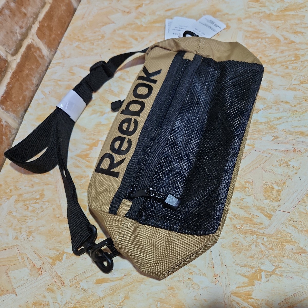 Reebok mesh shoulder bag Gold unused stylish Logo high capacity body bag (01)