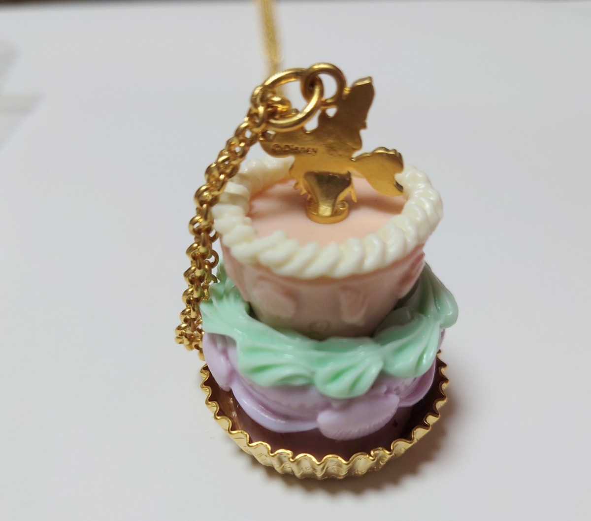 Q-pot. Disney collaboration Little Mermaid se bus tea n cake necklace 