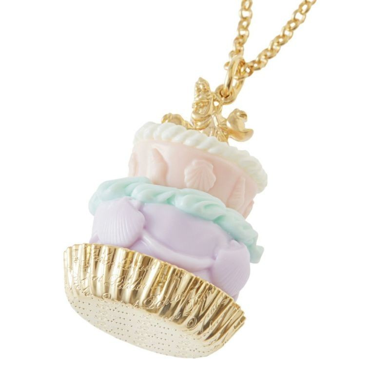 Q-pot. Disney collaboration Little Mermaid se bus tea n cake necklace 