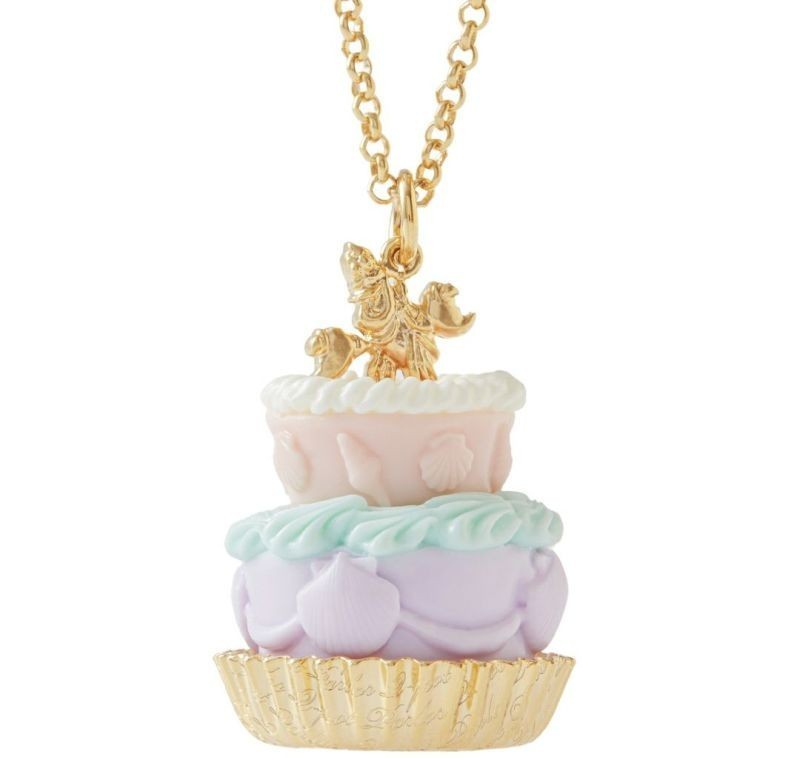 Q-pot. Disney collaboration Little Mermaid se bus tea n cake necklace 