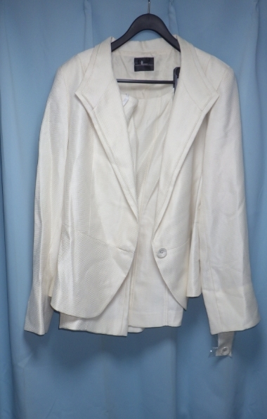  tag attaching unused goods * white jacket & skirt setup 4L suit top and bottom set skirt suit jacket 