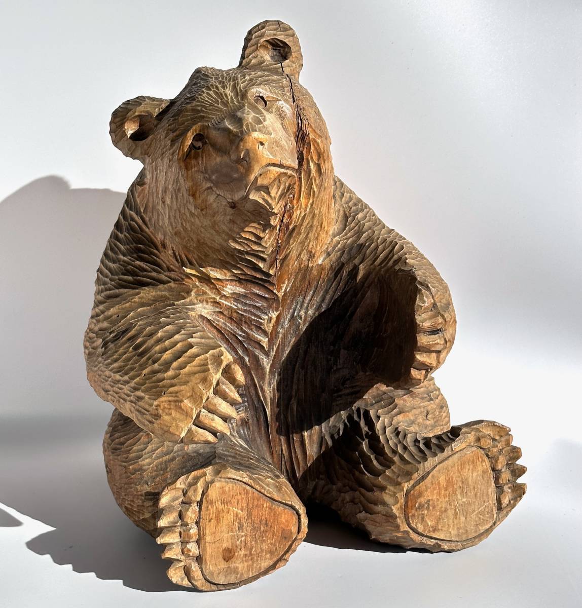 昭和ビンテージ 1970年代 一刀彫熊像 木彫り オブジェ 北海道の熟練の職人による手彫刻作品！ 幅26㎝ 奥行き20㎝ 高さ33㎝