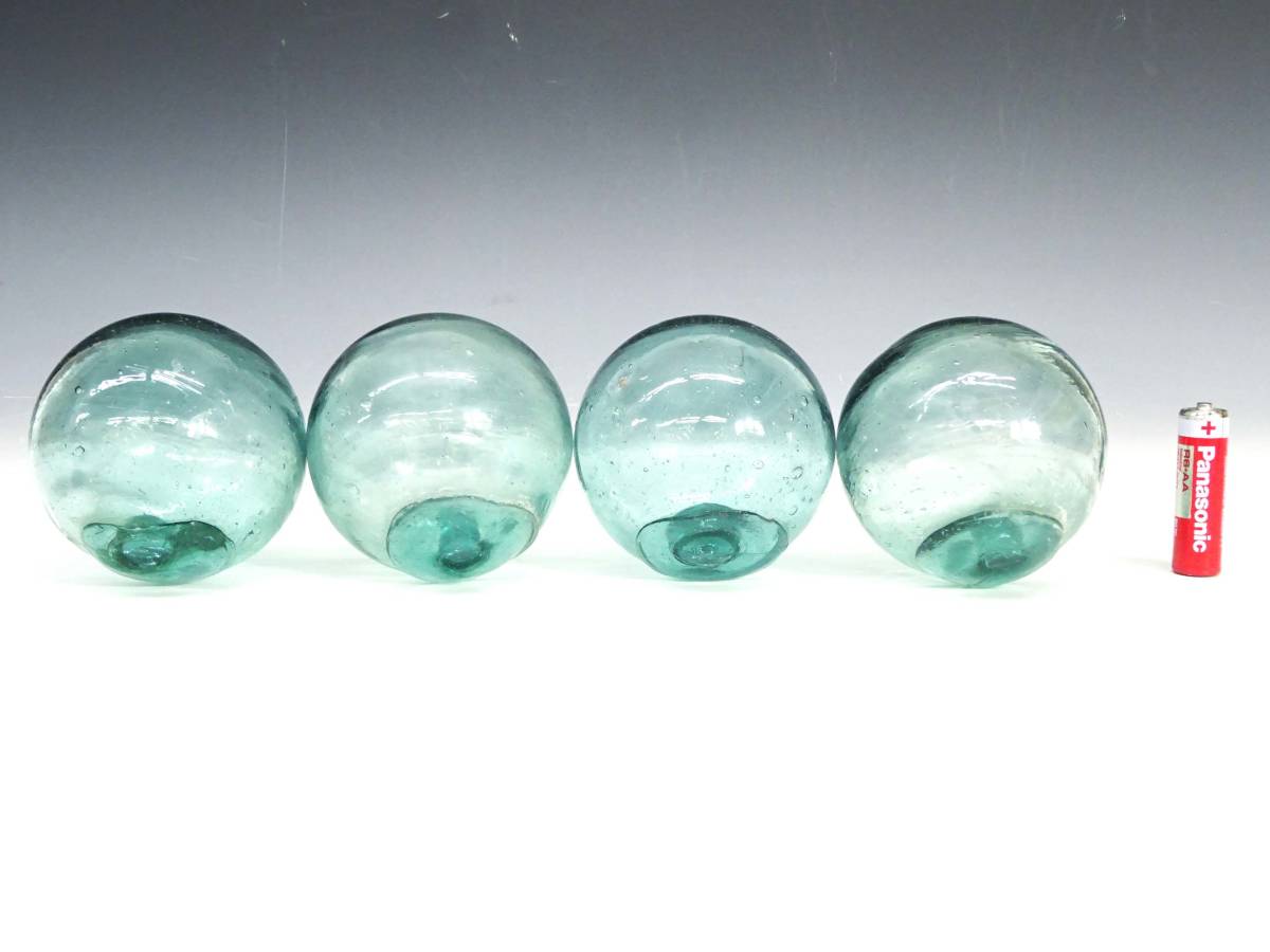 ◆(NS) レトロ雑貨 ガラス製 浮き玉 まとめて 4個セット 直径 約8㎝ ガラス玉 ガラス球 気泡 縄網 漁具 青色 古道具 置物 インテリア雑貨の画像2