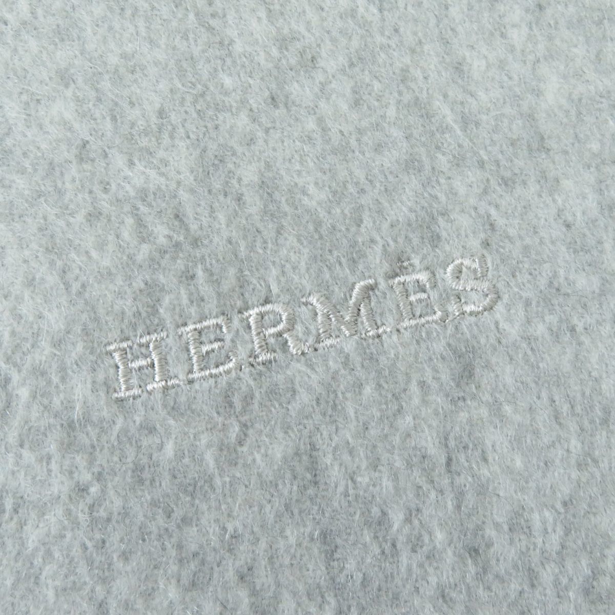 極美品☆HERMES エルメス カシミヤ100％ ロゴ刺繍入り 無地 フリンジ付き 大判 ショール／ストール／マフラー グレー スコットランド製_画像7