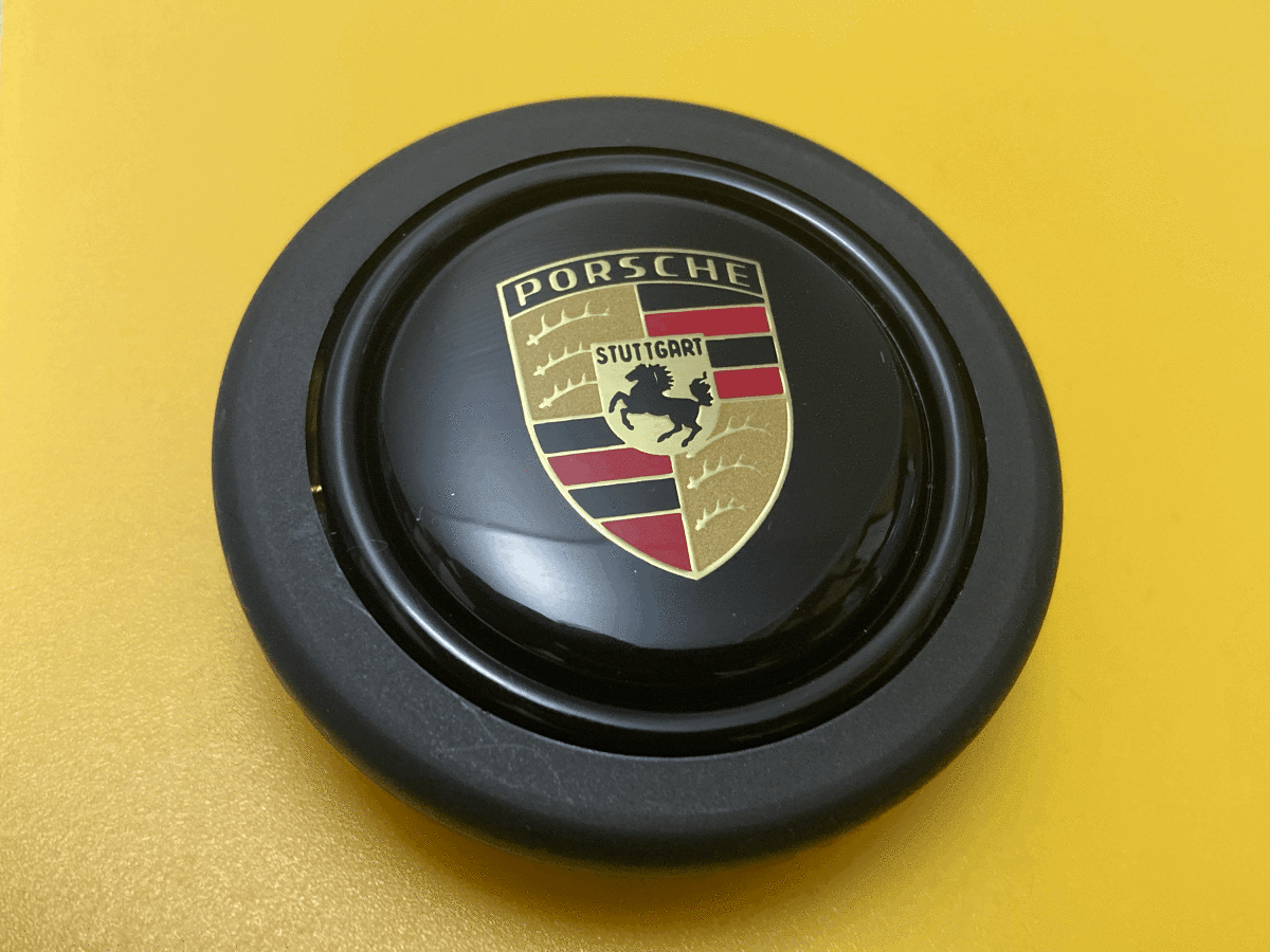 《正規輸入品》モモ【新品・未開封】希少品ポルシェクレストホーンボタン PORSCHE ステアリング　911GT2 GT3 RS CS ホーンスイッチ_未開封の為、他同品、正面画像です。