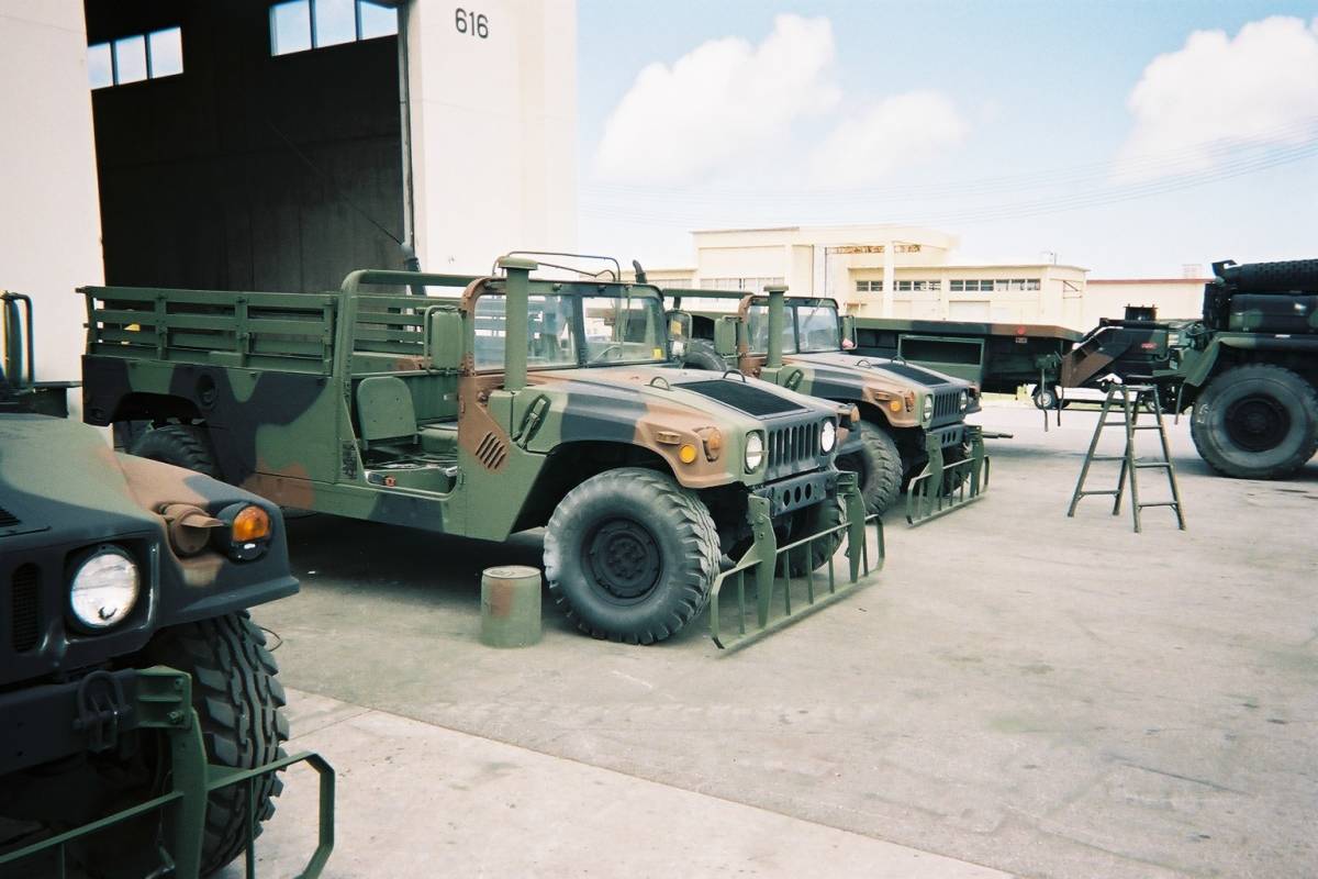 米軍 CARC 383 塗料 ( 緑 / 黒 / 茶 セット )_米軍の塗装完了車両。