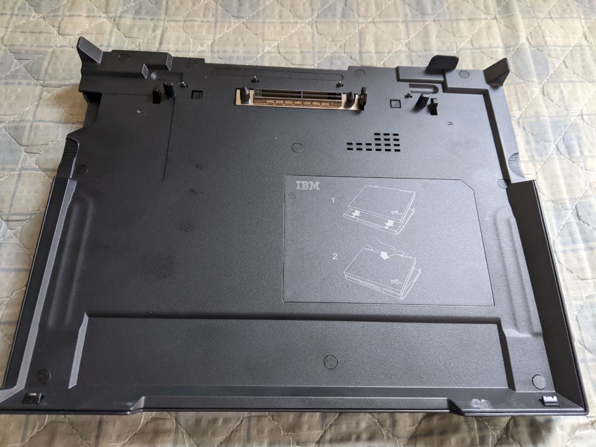 IBM ThinkPad X20用 ドッキングステーション 08N1180 ステレオスピーカー/PS2/パラレルポート/シリアルポート/FDD/DVD 割れあり動作未確認