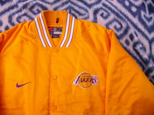 NIKE製 ロサンゼルス レイカーズ 黄色ジャンパー 極美品 XL Los Angeles Lakers NBA ナイキ_画像1