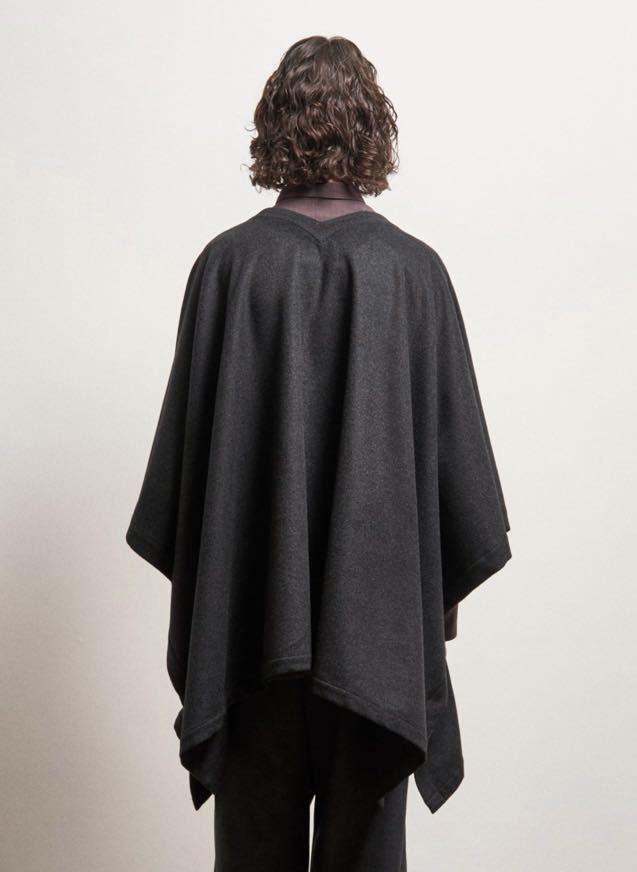 即完売！希少　美品　送料込　TROVE トローヴ　SAPMI PONCHO CHARCOAL ポンチョ　チャコール　コート　ユニセックス_画像4