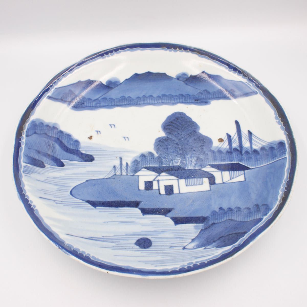 骨董品 染付 陶器 大皿 飾り皿 アンティーク 絵柄 風景 海 山 家 直径28cm
