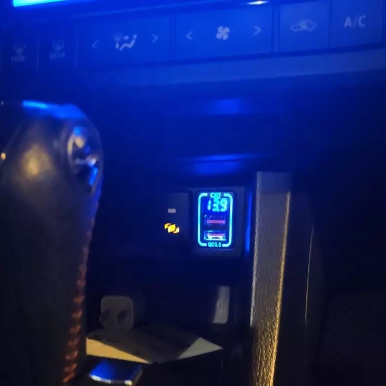 ブルー トヨタ Aタイプ ダイハツ スズキ スイッチホール USB充電器 バッテリーモニター 急速充電 QC3.0 ハイエース ジムニー ムーヴ タント_画像5