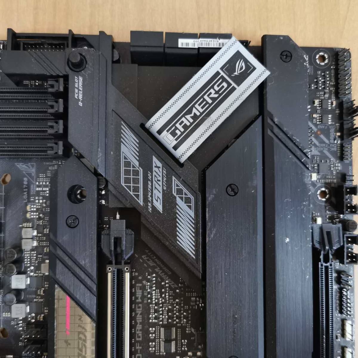  ASUS ROG STRIX Z690-F GAMING WIFI/ATXマザーボード/(LGA1700)INTEL第12世代CPU対応/PCパーツ DIY 修理材料★動作未確認・ジャンク_画像3