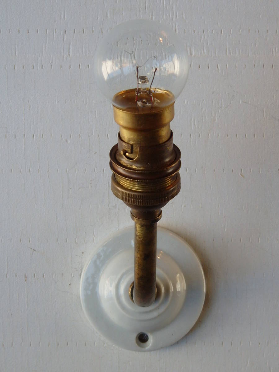 フランスアンティーク ブラケット 1灯 ブラス　陶器 真鍮 ランプ ライト 壁付け ウォール 蚤の市 ゴールド　西洋　仏国_画像2