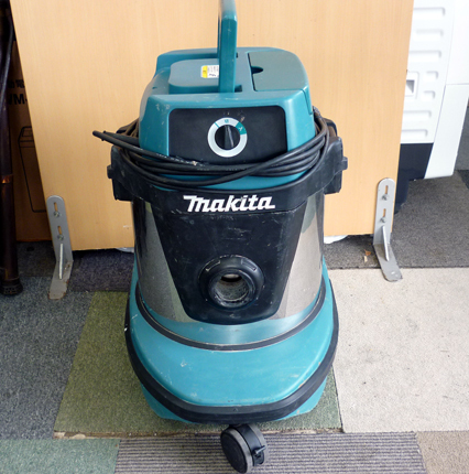 札幌市内・近郊限定 makita 集塵機 490S 乾湿両用 業務用 本体 ホース 掃除機 クリーナー マキタ 集じん機 1050W _画像2