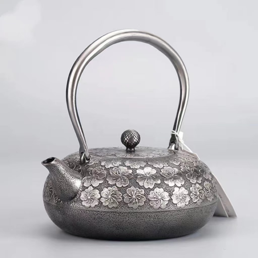 高品質★砂鉄 南部鉄器 大容量鉄壺 コーティングなし 手作り鉄 やかんを沸かす お茶の道具 1300ML_画像2