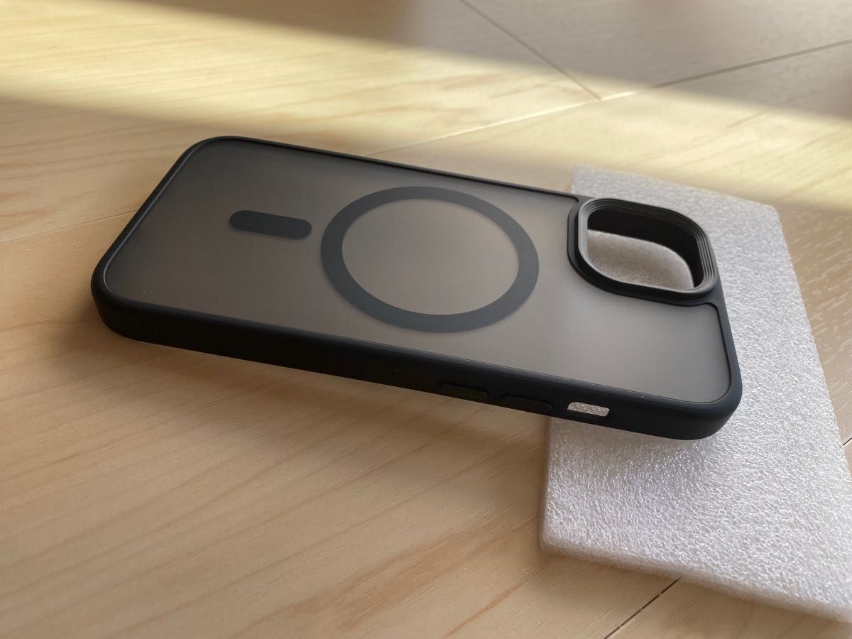 iPhone15 ケース　半透明ケース　ブラック 耐衝撃マット質感黄変防止ストラップホール付き MagSafeマグセーフ対応 