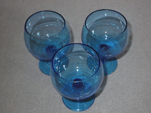 昭和レトロ・色ガラス青 ワイングラス・草花彫刻・工芸ガラスの画像2