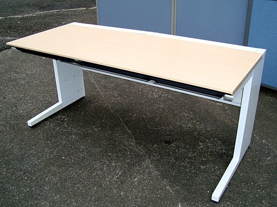 コクヨ　is　W1600　平机　デスク　ホワイトナチュラル　事務机　テーブル　在宅ワーク　オフィス家具　中古　直接引き取りも歓迎