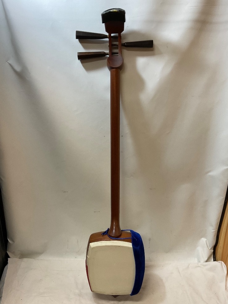 u52878 used shamisen person . leather futoshi . piece none Junk present condition delivery 