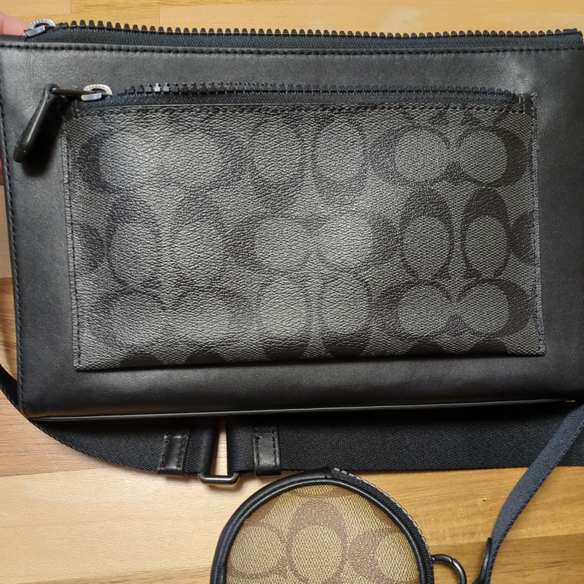再入荷】 COACH 斜めがけ イヤフォンケース付 メンズショルダーバッグ