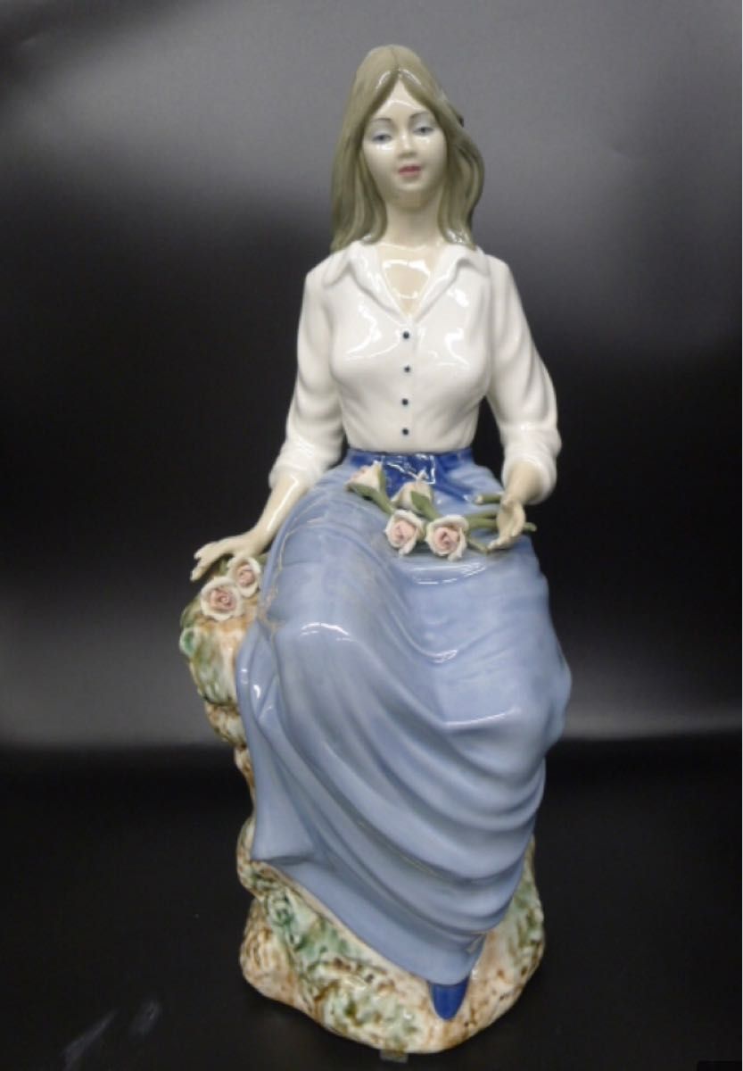 本日限定　A091 陶器人形 腰を掛ける女性像、スペイン製 フィギュリン オブジェ 置物 アンティーク レトロ 
