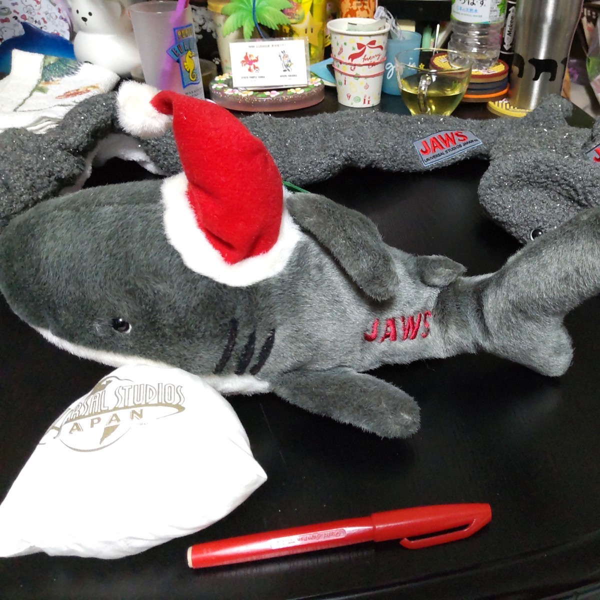 2310 USJ ジョーズ JAWS クリスマスサンタぬいぐるみ+マフラー 2310 USJ ジョーズ JAWS クリスマスサンタぬいぐるみ+マフラー
