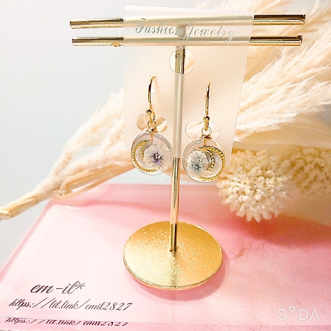 ハンドメイド レジン うる艶 月とかすみ草のフックピアス(グレー