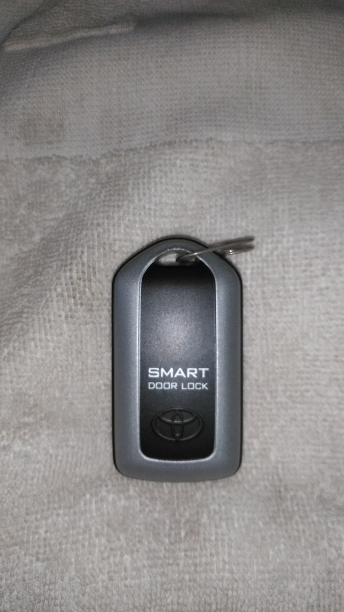 トヨタ純正  スマートドアロックリモコン（2ボタン）の画像1
