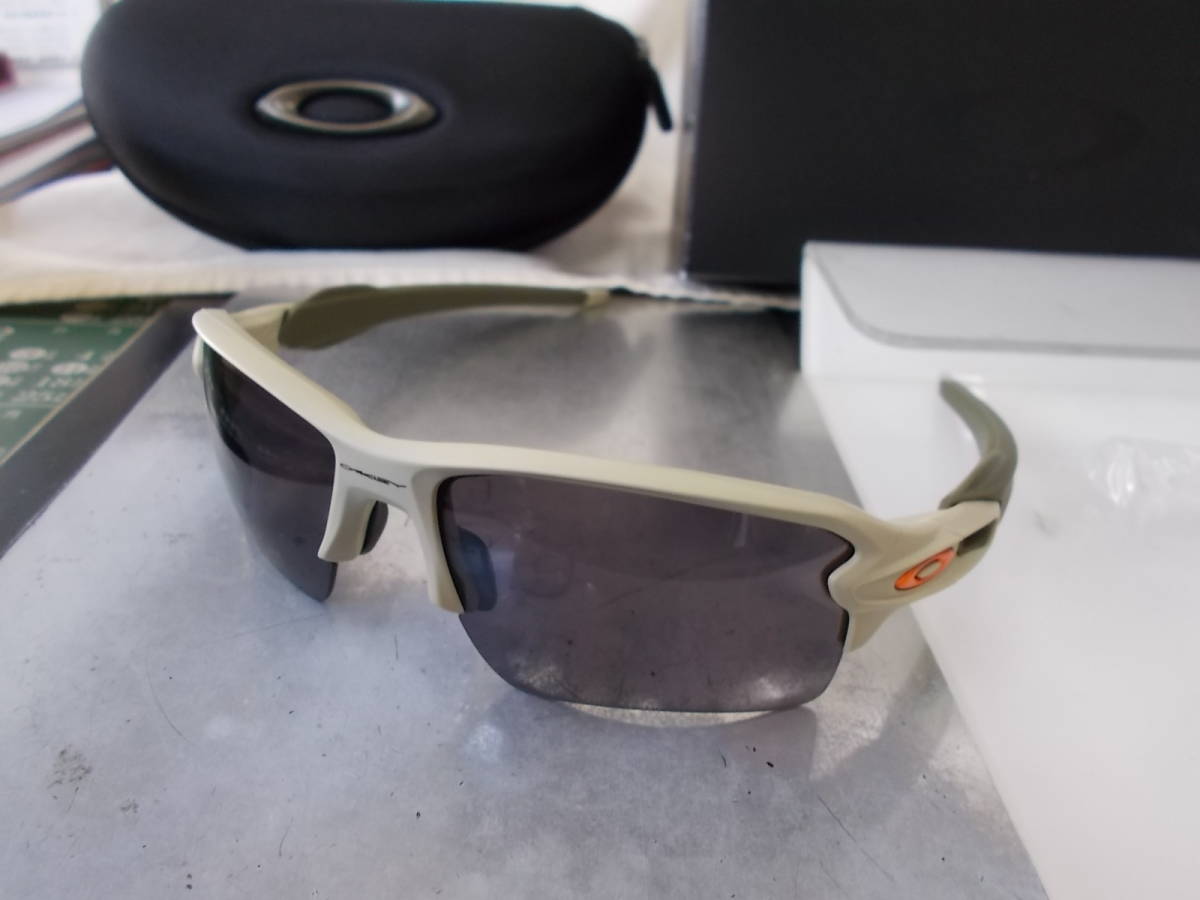 OAKLEY オークリー FLAK 2.0 XL OO9188-J259 サングラス MATTE SAND × PRIZM GREYの画像5