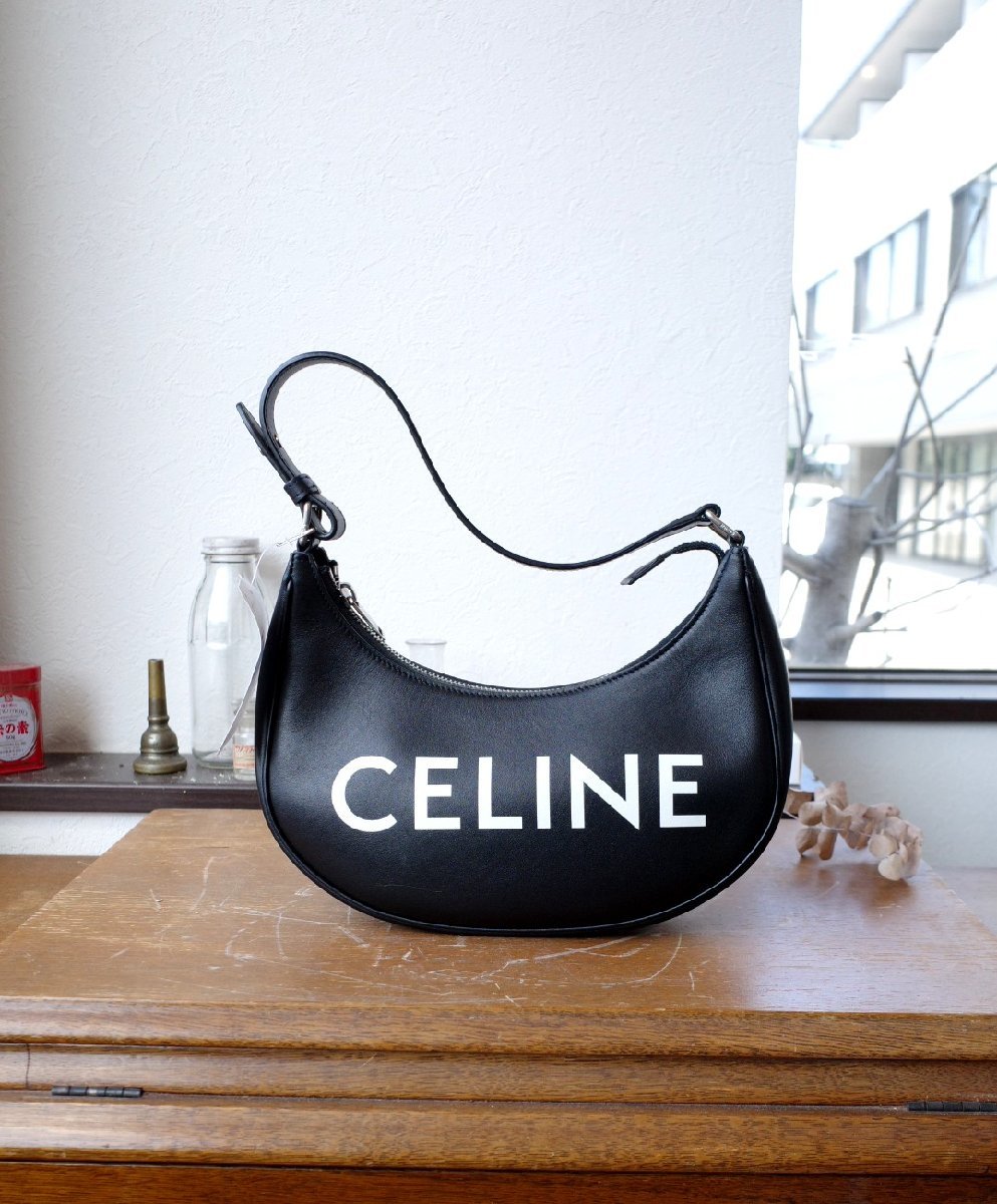 ★2022年　CELINE/セリーヌ　*アヴァ　三日月型　ロゴハンドバッグ//定価￥214.500*　古着のgplus広島　2310r3_画像2