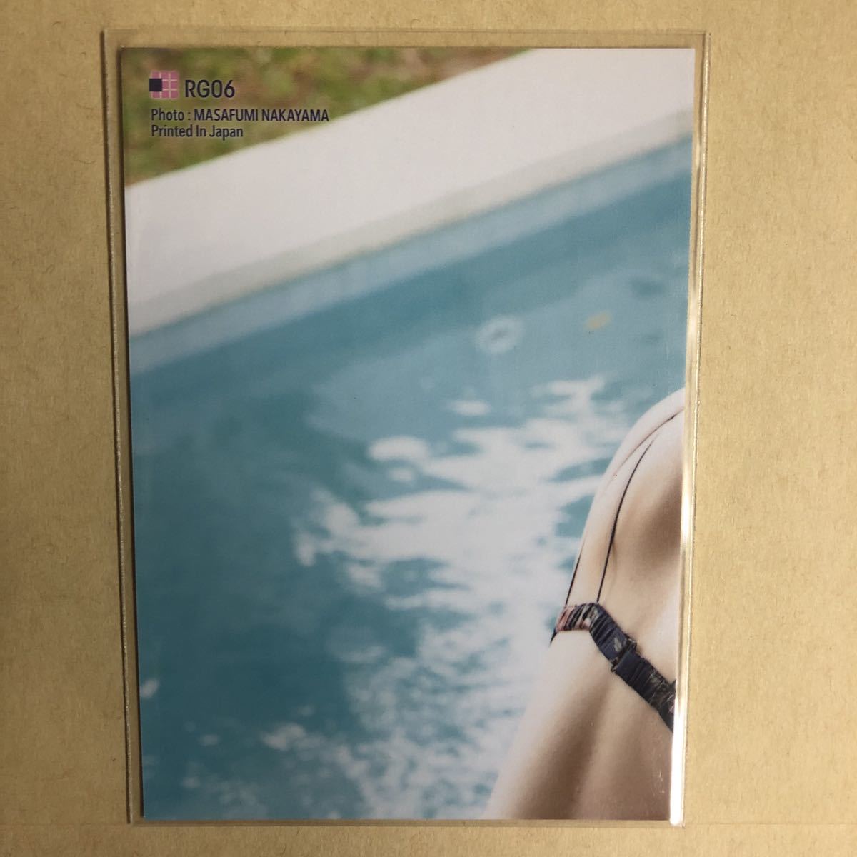 NMB48 上西恵 トレカ アイドル グラビア カード 水着 ビキニ RG06 タレント トレーディングカード_画像2