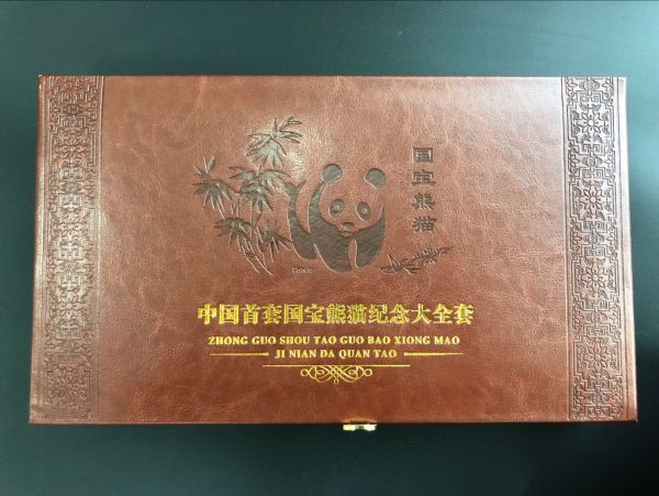 中國熊貓金紀念館中國人民銀行發行貴重物品38枚，包括硬幣 原文:中国パンダ 　金貨 記念 中国人民銀行発行 貴重品 38枚セット　ケース入り コイン