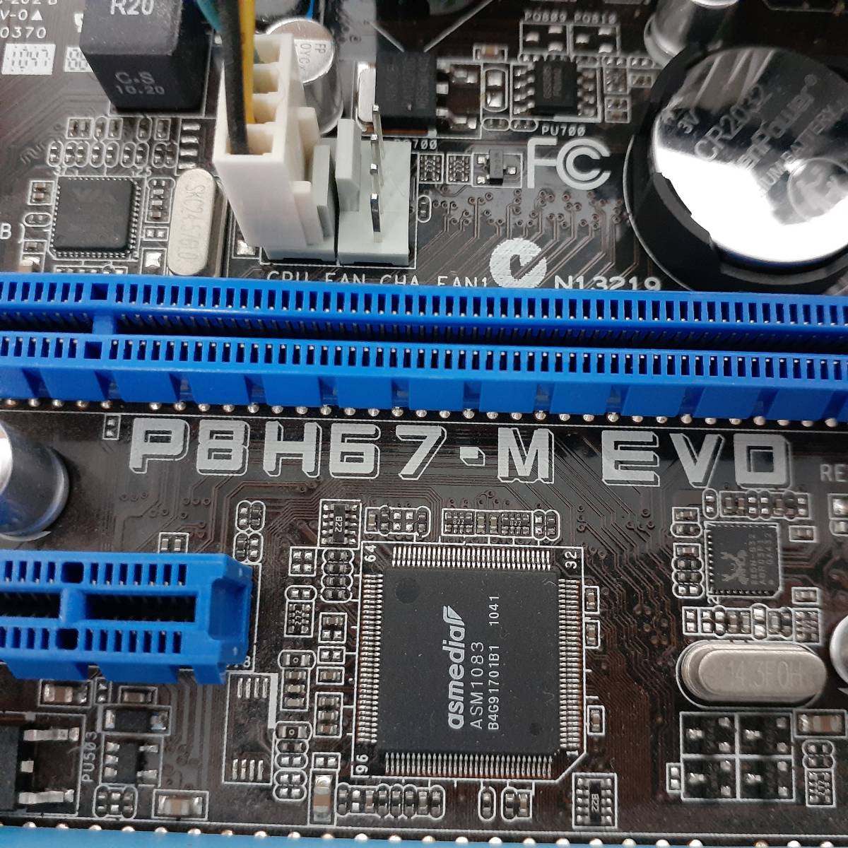 ASUS P8H67-M EVO LGA1155 INTEL第2世代CPU対応 MicroATX CPU メモリ付属 中古 BIOS起動ジャンク品_画像2