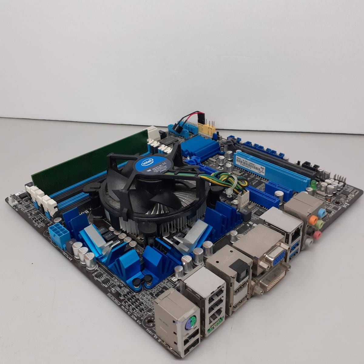 ASUS P8H67-M EVO LGA1155 INTEL第2世代CPU対応 MicroATX CPU メモリ付属 中古 BIOS起動ジャンク品_画像4