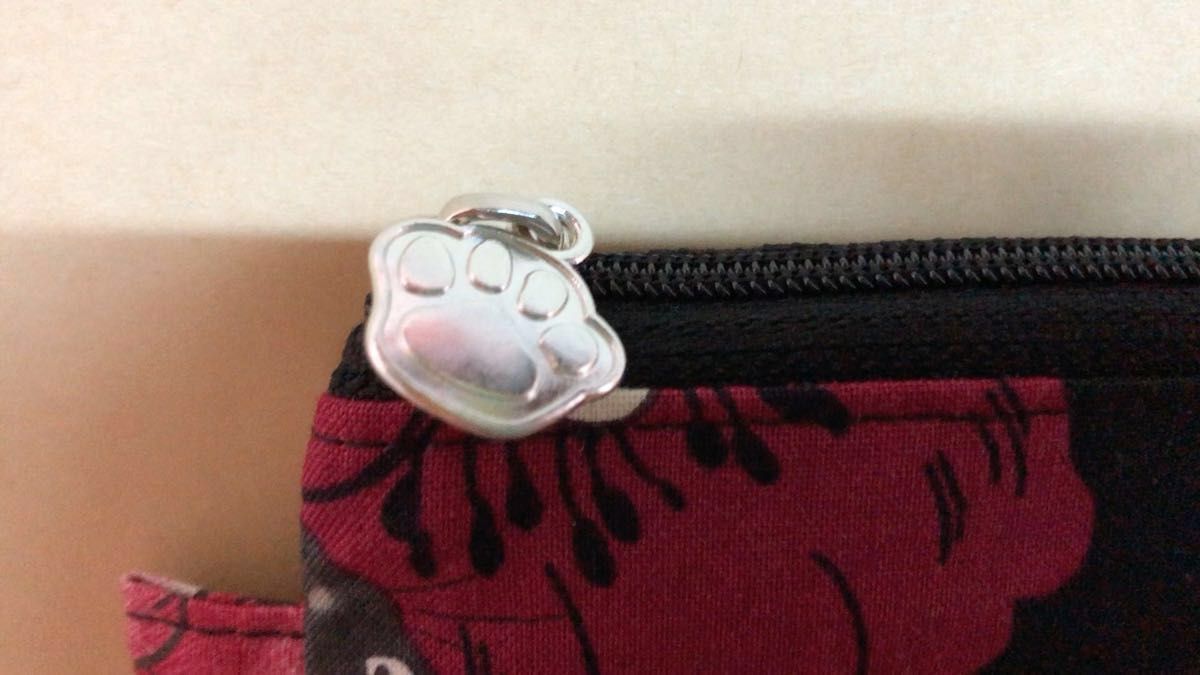 フラットポーチ お薬手帳ケース、通帳入れ等 キルトゲイト百花繚乱黒猫と赤い牡丹 ハンドメイド