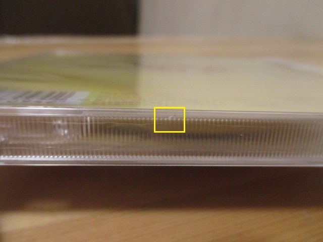 ケースの下部に欠けた白い傷が2個所有り