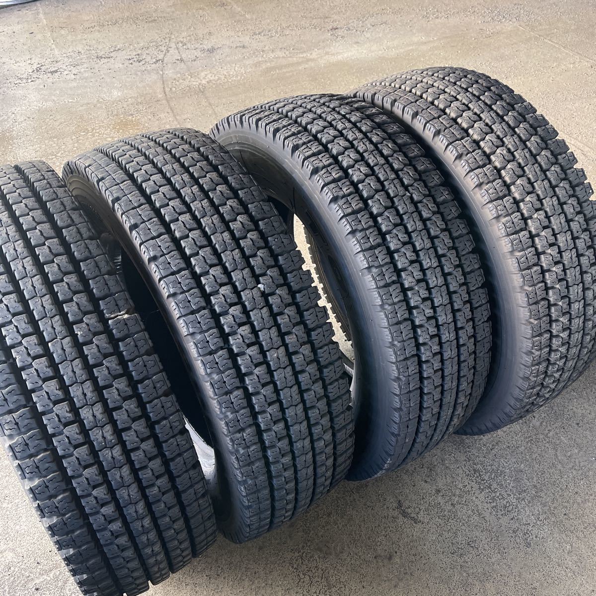 245/70R19.5 136/134J スタッドレス トーヨーM929 2018年製 バリ山