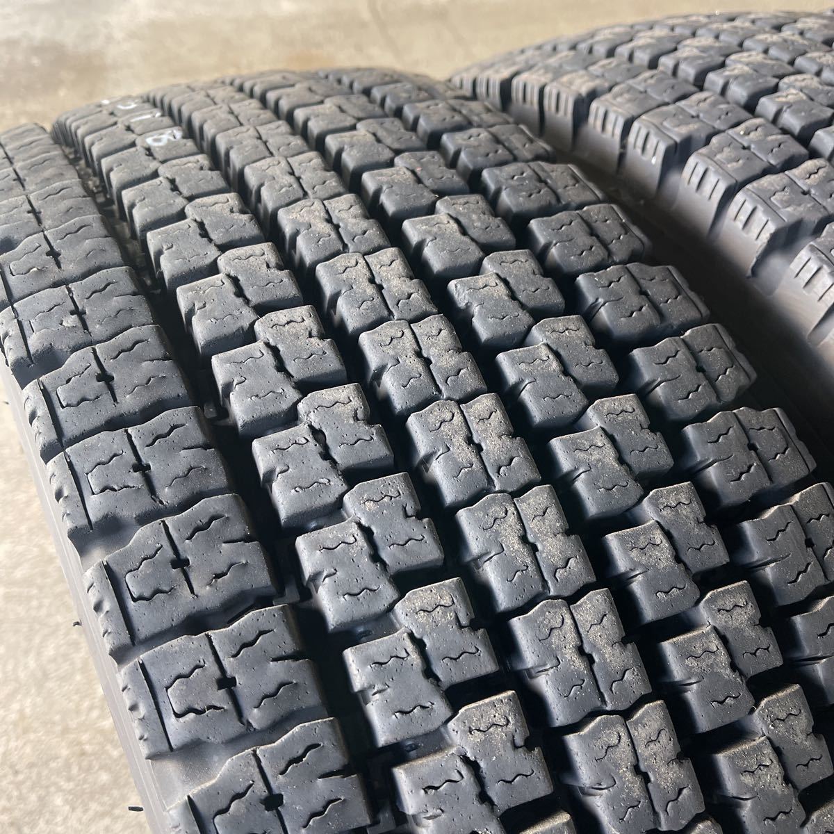 245/70R19.5 136/134J スタッドレス トーヨーM929 2018年製 バリ山