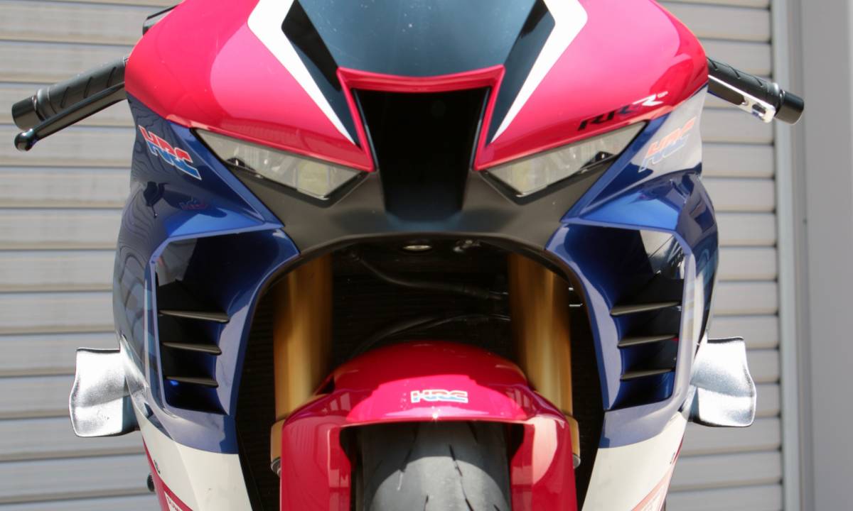 ②Rote33オリジナル　ホンダCBR1000RR-R（SC82）用ウイングレットフレームスライダーtype2（カラー４色）オリジナルステッカー付_画像3