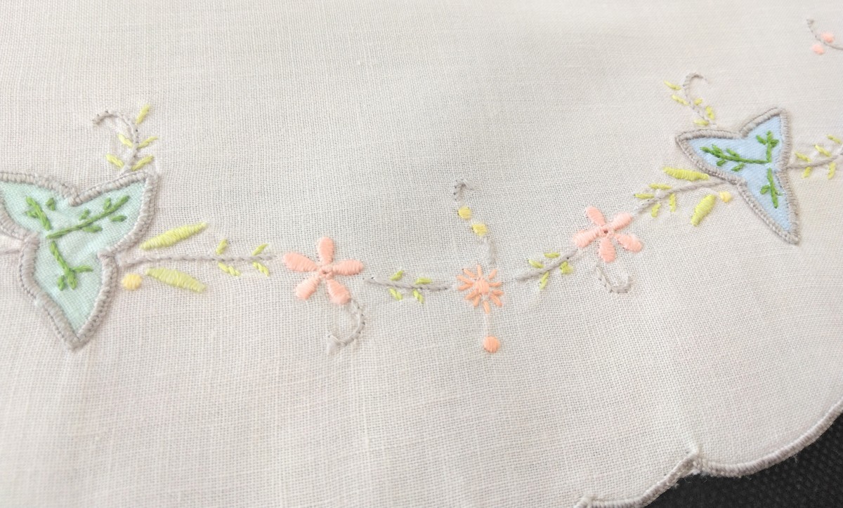 フランス　骨董市　ブロカント　コットン生地にピンク色の薔薇と小花の手刺繍　　カットワーク　スカラップ刺繍　　オーバル形ドイリー_画像5