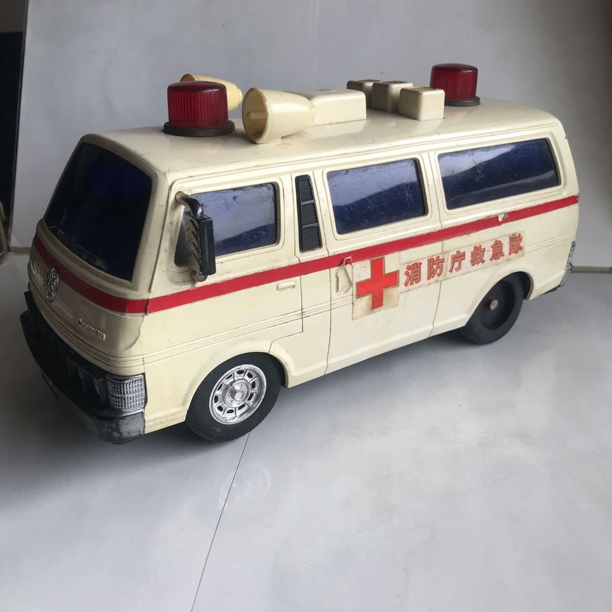 □昭和レトロ アルプス 初代キャラバン救急車旧車ミニカー日産 □昭和レトロ アルプス 初代キャラバン救急車旧車ミニカー日産