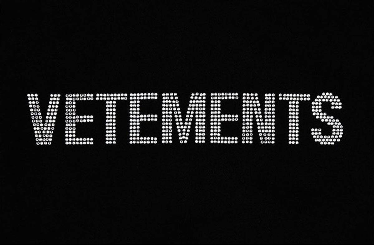 VETEMENTS ヴェトモン クリスタルロゴ プルオーバー ライン VETEMENTS ヴェトモン クリスタルロゴ プルオーバー ライン