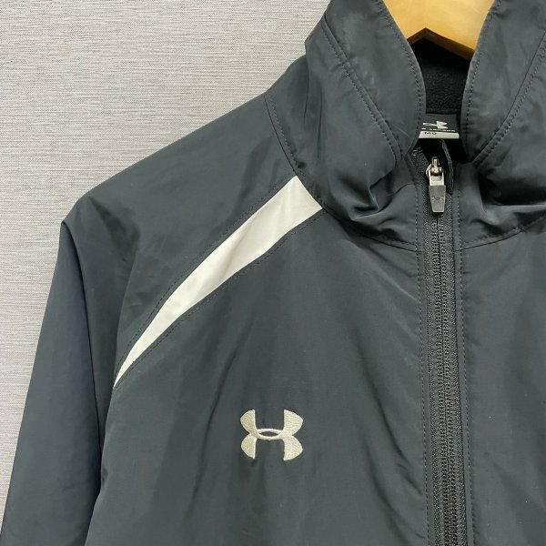 J353 UNDER ARMOUR ジャケット MD ブラック ロゴ 秋田 ノーザンハピネッツ バスケットボール チーム スポーツ アンダーアーマー_画像3