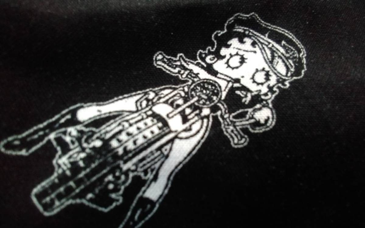 ☆メンズ！☆BETTYBOOP ☆カッコいい！バイク姿のベティちゃん♪総柄の黒色半袖アロハシャツです(o^―^o)サイズＬ☆新品未使用品☆_画像2