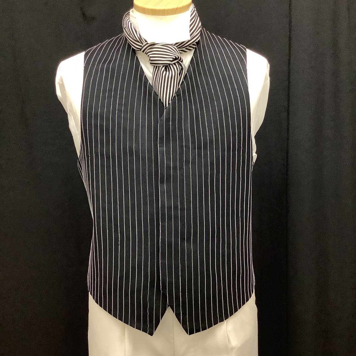 Y-M size * white tuxedo * on . front. button . metal. projection shape the best is black ground. silver stripe white black. scarf manner. Thai attaching 