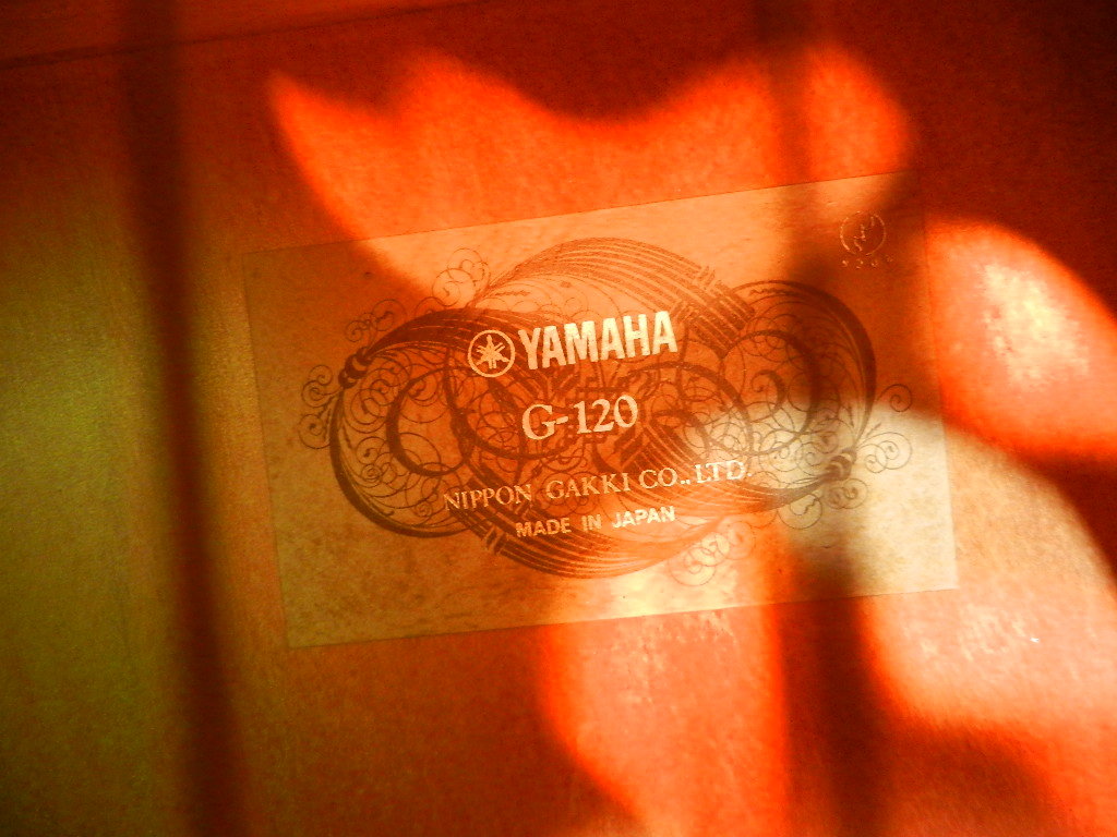 yh231027-008D8 YAMAHA G-120 ヤマハ クラシックギター ガットギター 中古品 ハードケース付き 弦楽器 国産_画像2